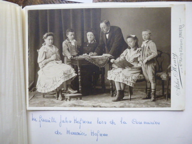 Jules Hofman met zijn vrouw en vier kinderen in hun eigen woning in Zurenborg. Een herinnering aan de communie van Maurice Hofman, zijn zoon. Let ook op het bijschrift in het album.