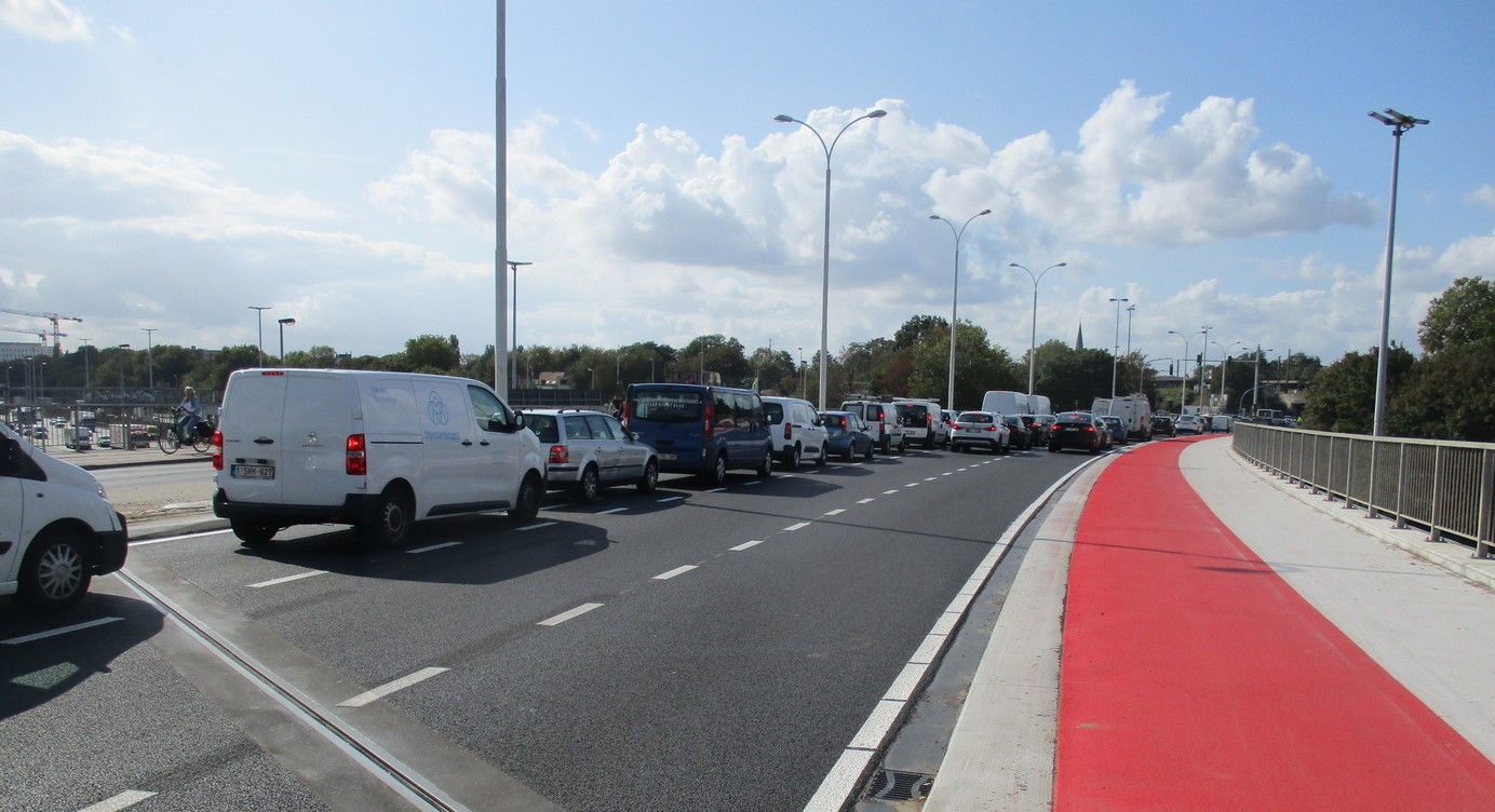 De rijstroken stadinwaarts op de brug over de Ring zijn volledig vernieuwd.