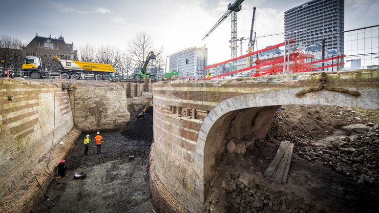 In 2017 en 2018 werden er nieuwe tunnels aangelegd onder het Operaplein: een mooie gelegenheid voor grootschalige opgravingen tot 8 meter diep. Rechts op de foto de Kipdorpbrug, links het gelijknamige bastion.