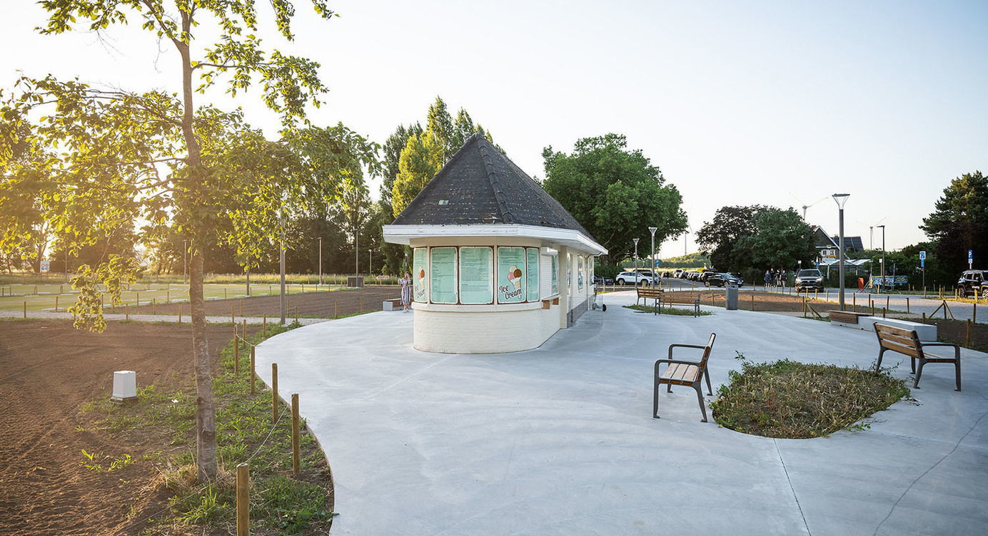 Het einde van de Gloriantlaan werd heraangelegd tot de groene toegangspoort tot Sint-Anneke Plage en de Wandeldijk.