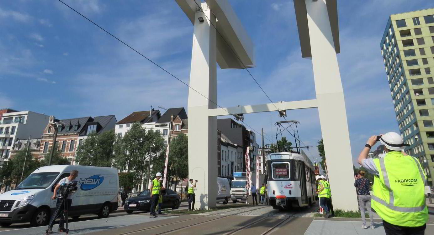 De eerste tram die over de Londenbrug rijdt.